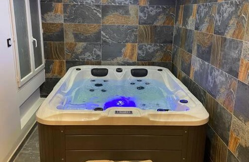 Orange House | Experience Relaxation at Maison avec jacuzzi - Rated 9.5/10