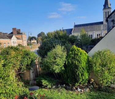 Cour-Maugis sur Huisne House | Charming Le Colombier: Garden Retreat in Percheron Village