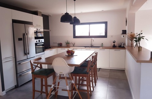 Tosse House | Family-Friendly Maison with Heated Pool Near the Beach