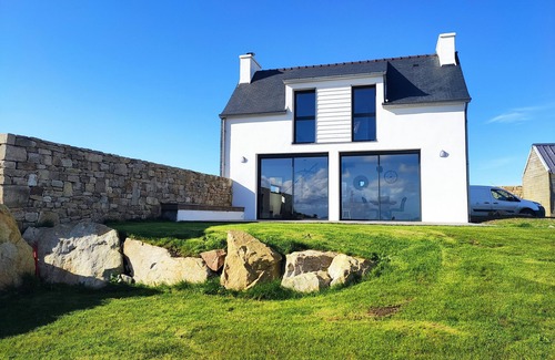 Plogoff House | Oceanfront Maison avec Vue Mer, Steps from Pointe du Raz!