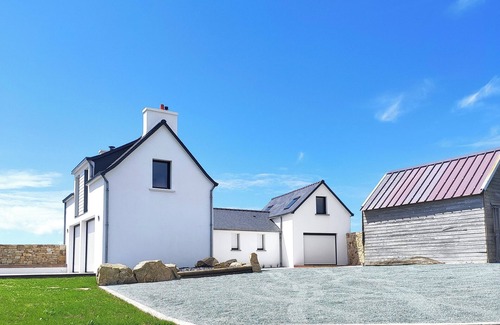 Plogoff House | Oceanfront Maison avec Vue Mer, Steps from Pointe du Raz!