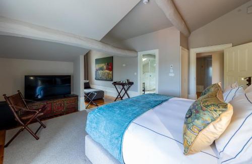Uniao de Freguesias do Centro Hotel | Experience Elegance at Maison Bleue – 5-Star Bliss Awaits
