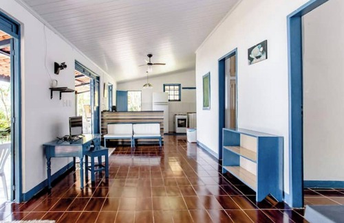 Mangaratiba House | Maison Bleue sur la Plage with Family & Pet-Friendly Spaces