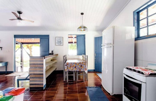 Mangaratiba House | Maison Bleue sur la Plage with Family & Pet-Friendly Spaces