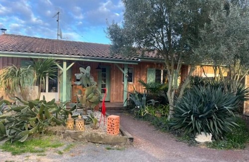 Gujan-Mestras Villa | Relaxing Maison Bois with Pool and Jacuzzi for 8 Guests