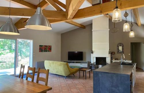 Barjac Villa | Maison calme sur terrain arboré et piscine privée