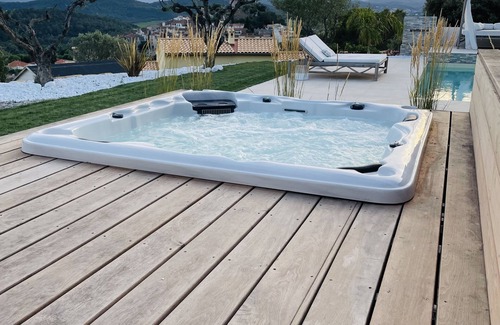 Pierrefeu-du-Var House | Inviting Maison Chaleureuse with Pool and Jacuzzi Escape