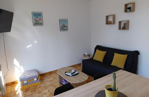 Avranches House | Cozy Maison with Terrace and Bay Views - Guest Rated 8.8