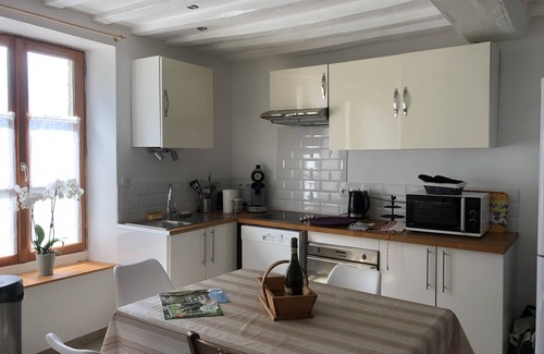 Lonrai House | Welcoming Maison Chaleureuse et Fleurie: Family-Friendly Retreat