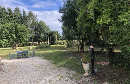 Lonrai House | Welcoming Maison Chaleureuse et Fleurie: Family-Friendly Retreat
