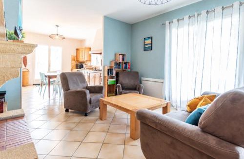 Gujan-Mestras House | Charming Maison Chaleureuse: Steps from the Beach & Family-Friendly