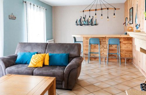 Gujan-Mestras House | Charming Maison Chaleureuse: Steps from the Beach & Family-Friendly