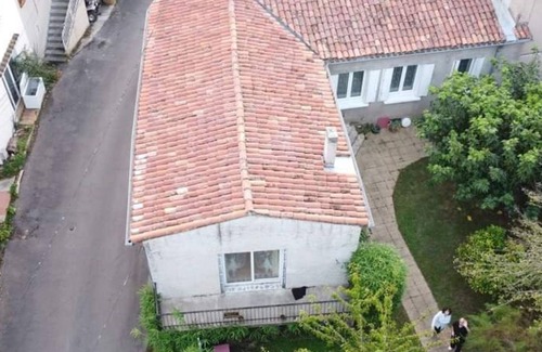 Aiguelèze House | Cozy Maison Chaleureuse: Pet-Friendly with Pool & Kitchen