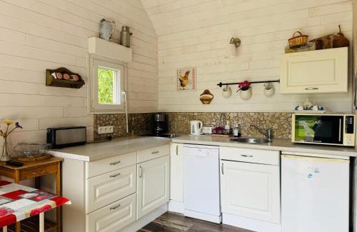 Conde-sur-Seulles House | Inviting Maison Charmante: Family-Friendly Getaway Awaits