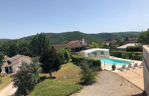 Saint-Gery House | Relaxing 4-Bedroom Retreat with Pool and Garden in Saint Gery