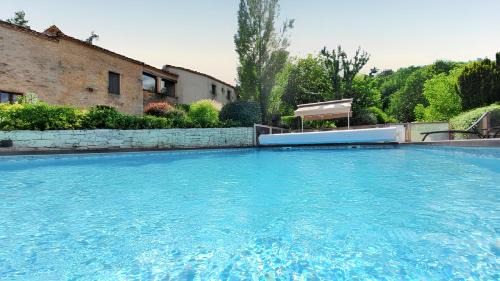 Puy-l'Eveque House | Two-Bedroom Maison with Shared Pool and Beautiful Garden
