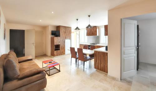 Puy-l'Eveque House | Two-Bedroom Maison with Shared Pool and Beautiful Garden