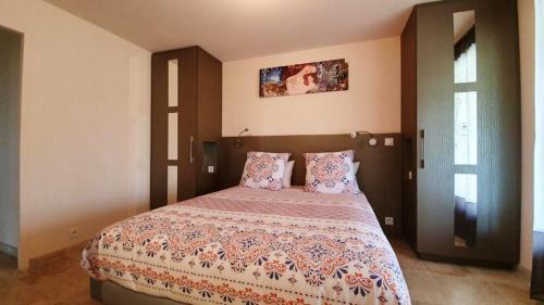 Puy-l'Eveque House | Two-Bedroom Maison with Shared Pool and Beautiful Garden