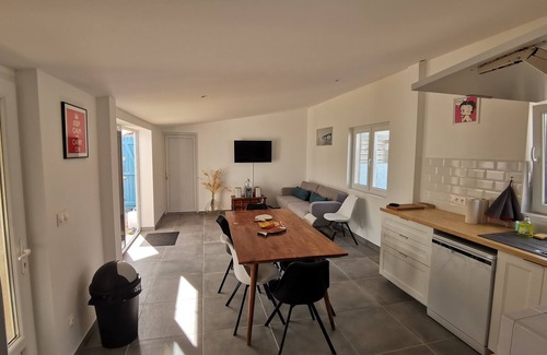 Le Chateau-d'Oleron House | Elegant Maison in the Heart of Château with Family Amenities