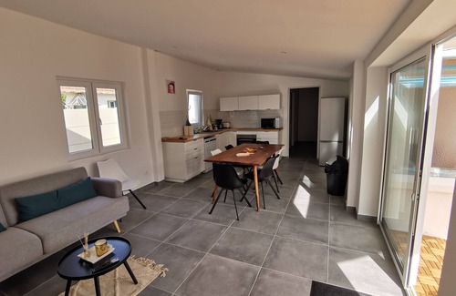 Le Chateau-d'Oleron House | Elegant Maison in the Heart of Château with Family Amenities