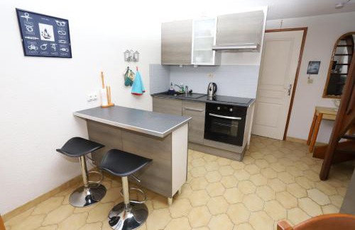 Saint-Cyprien Plage House | Inviting Terrace Retreat in St Cyprien for Families
