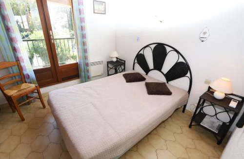Saint-Cyprien Plage House | Inviting Terrace Retreat in St Cyprien for Families