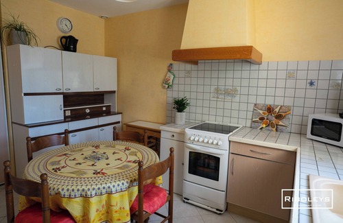Vias House | Cozy Maison with Inviting Garden and Oceanfront Amenities