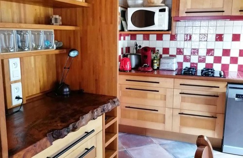 Saint-Laurent House | Cozy 2-Bedroom Retreat for Up to 6 Guests with Spa Access