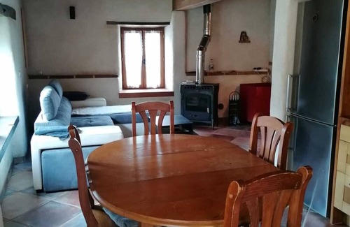 Saint-Laurent House | Cozy 2-Bedroom Retreat for Up to 6 Guests with Spa Access