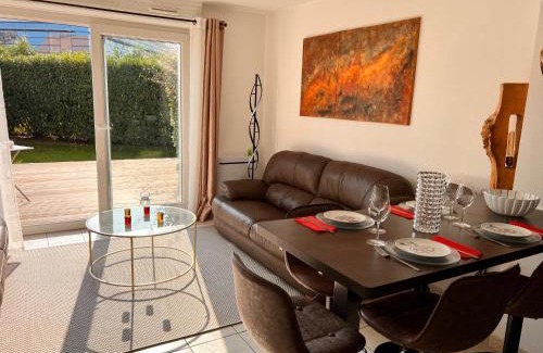 Sud Loire House | Maison COMet: Garden Retreat with Oceanfront Views