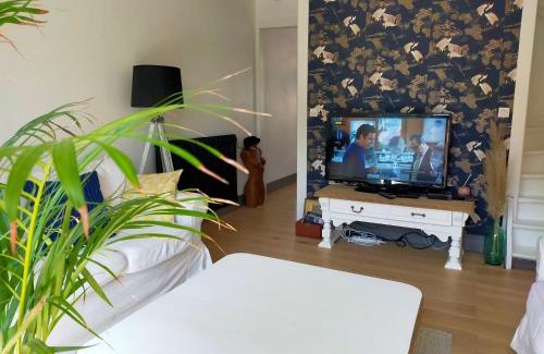 Lens House | Charming 3-Bedroom Home with Garden and WiFi in Lens