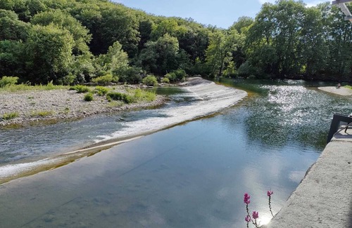 Laroque House | Cozy Maison Confortable Near River in Medieval Village