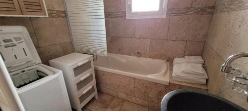 Revest-des-Brousses House | Cozy 2-Bedroom Retreat with Garden & Free WiFi in Revest