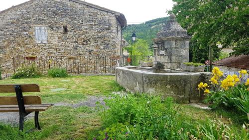 Revest-des-Brousses House | Cozy 2-Bedroom Retreat with Garden & Free WiFi in Revest