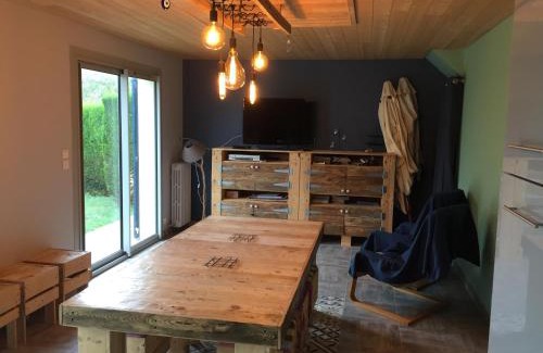 Essay House | Unique Retreat: Family-Friendly Maison Conviviale Awaits