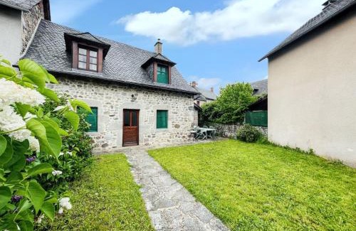 Lanobre House | Cozy Maison in Lanobre with Beautiful Garden Retreat