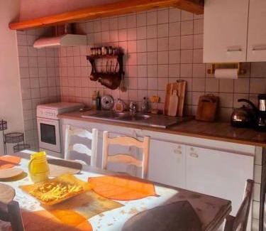 Besset Apartment | Inviting Maison Cosy et Conviviale, Le B7 - Pet Friendly Stay
