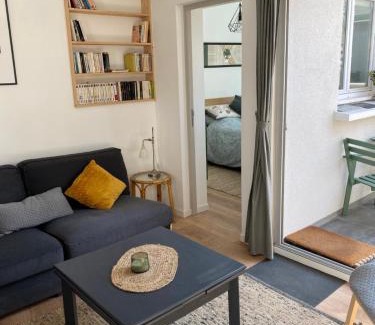 Quartier Saint-Marc - Croix de Pierre - Saint-Nicaise House | Charming Retreat: Maison with Garden, Guest Rated 9.8