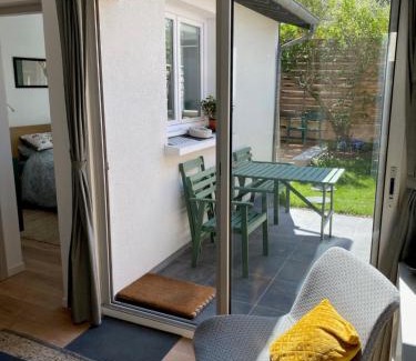 Quartier Saint-Marc - Croix de Pierre - Saint-Nicaise House | Charming Retreat: Maison with Garden, Guest Rated 9.8