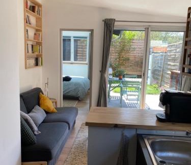 Quartier Saint-Marc - Croix de Pierre - Saint-Nicaise House | Charming Retreat: Maison with Garden, Guest Rated 9.8