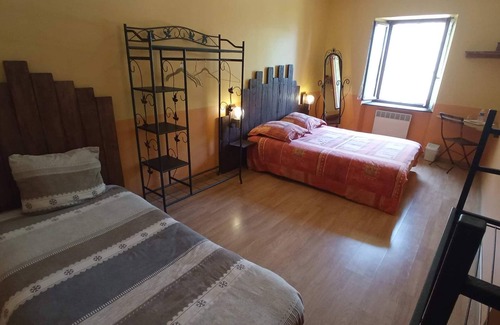 La Chapelle-au-Riboul House | Cozy Maison d'hôtes La Lavandière with Family-Friendly Perks