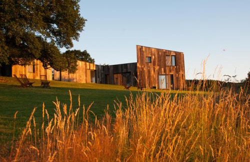 Harre Bed & Breakfast | Inviting Maison d'Hôtes Cerf'titude with Hot Tub & Breakfast