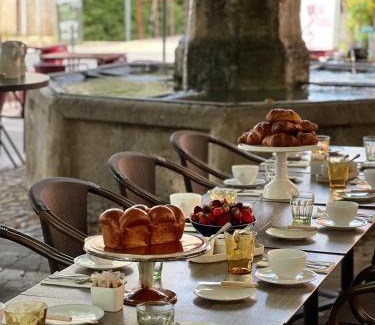 Villedieu House | Relax at Maison Les Sources: Pet-Friendly with Hot Tub!