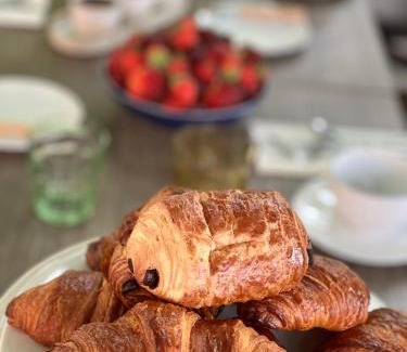 Villedieu House | Relax at Maison Les Sources: Pet-Friendly with Hot Tub!