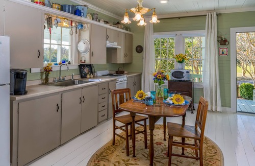 Rayne Cottage | Inviting Maison D'Memoire Bed & Breakfast with Cozy Cottages