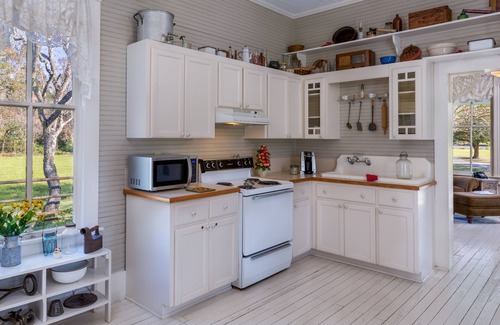 Rayne Cottage | Inviting Maison D'Memoire Bed & Breakfast with Cozy Cottages