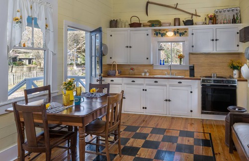 Rayne Cottage | Inviting Maison D'Memoire Bed & Breakfast with Cozy Cottages