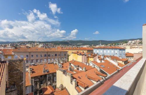 Barriera Vecchia-San Giacomo Apartment | Experience Maison D'Or: 4-Star Retreat with Pool & Pets