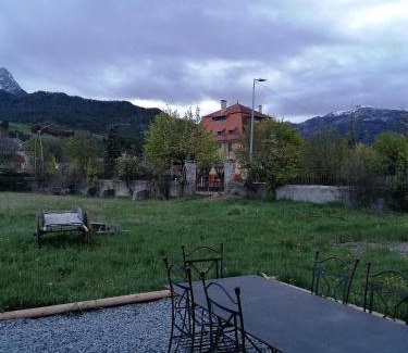 Barcelonnette House | Discover Maison dans parc clôturé: Family & Pet-Friendly Escape