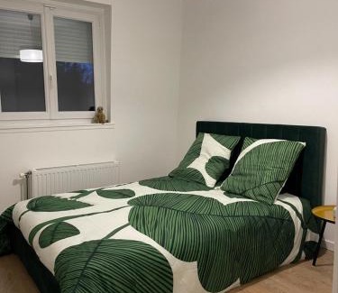 Lesigny Villa | Relax at Maison dans Résidence Américain - Family-Friendly Stay